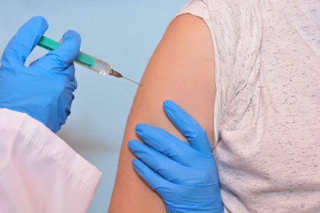 Une vaccination est réalisée.
