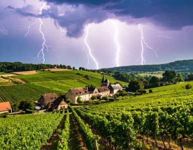 Des éclairs dans un paysage français.